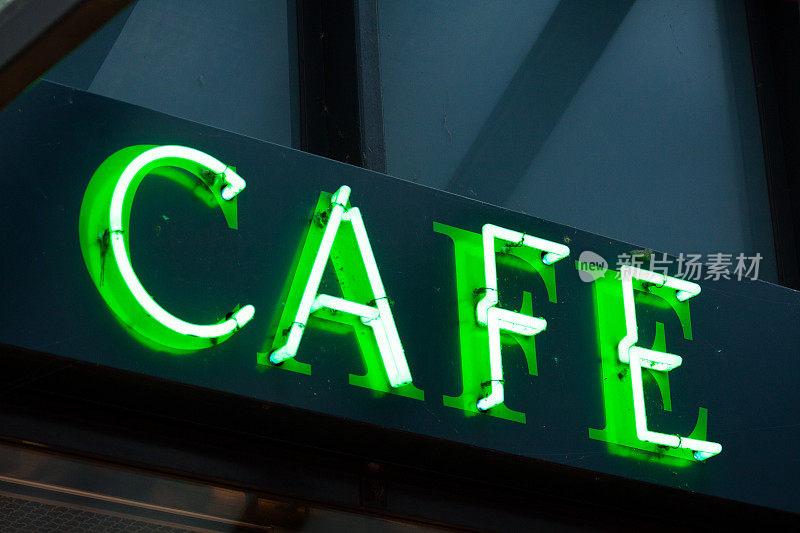 绿色字母咖啡馆