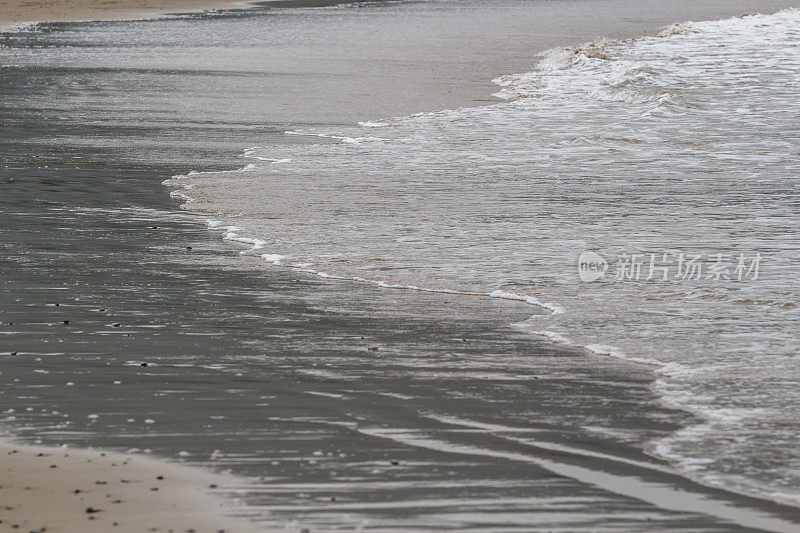 海浪拍打着海滩