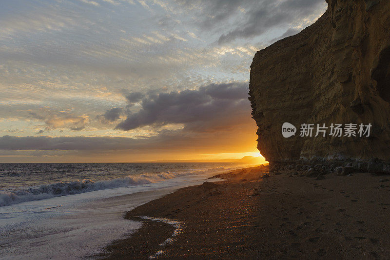 英国多塞特海滩上美丽的日落