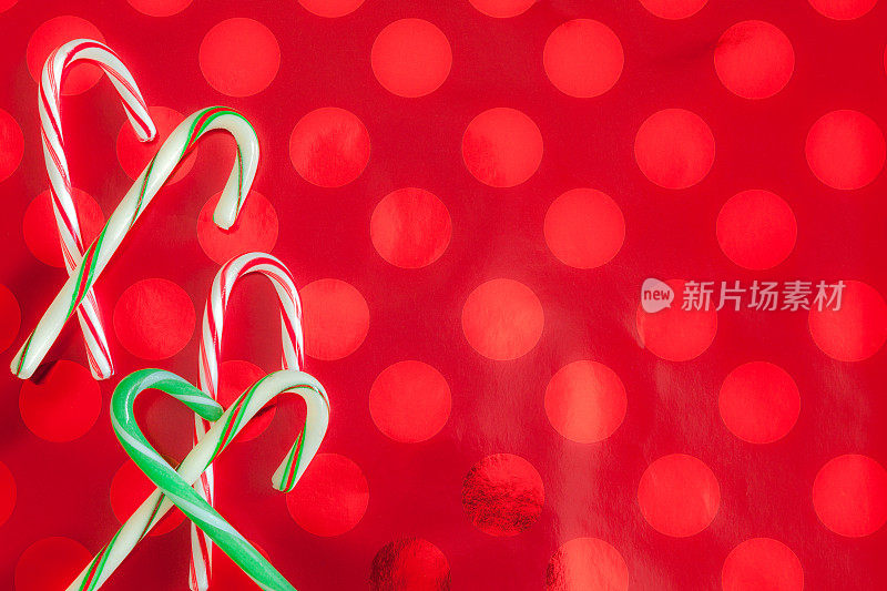 红色背景上的红色和绿色圣诞糖果手杖(P)