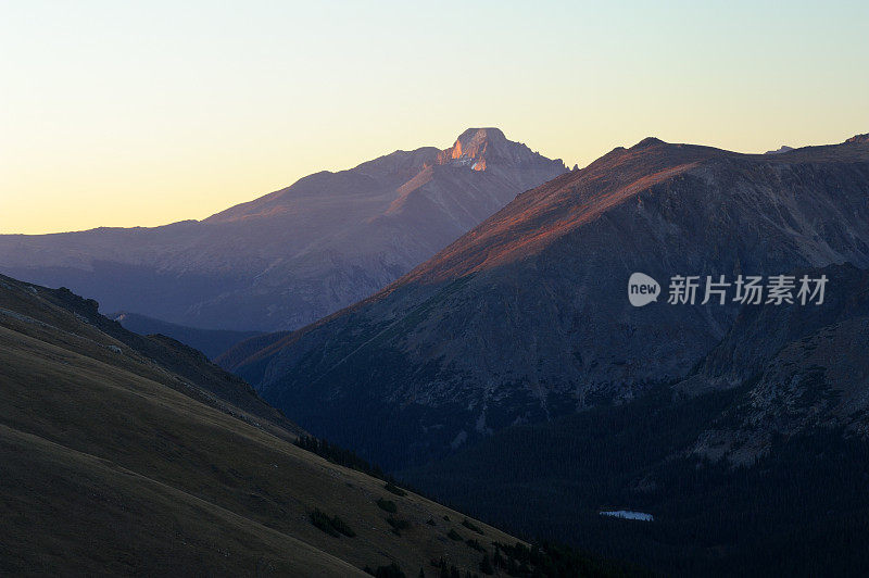 日出时的落基山脉