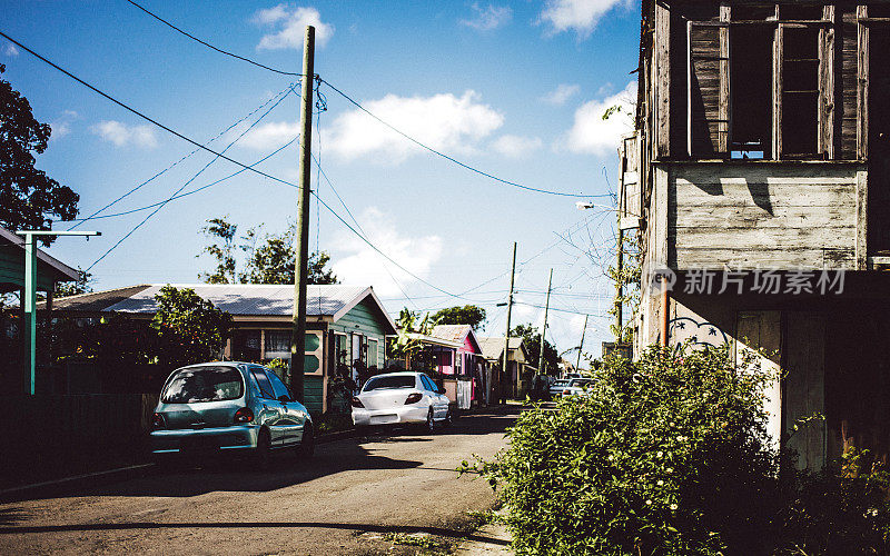 加勒比海小镇的街道。圣约翰、安提瓜和巴布达。