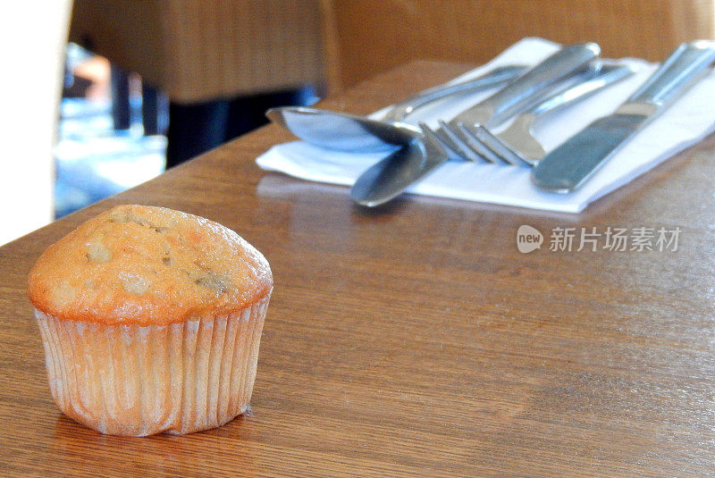 木桌上刚烤好的松饼，餐具，餐巾