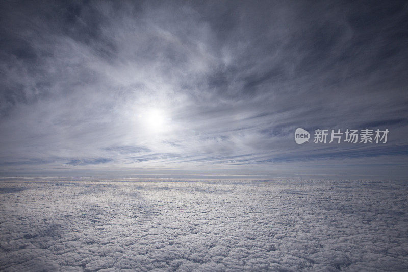 引人注目的蓝天和高云。背景