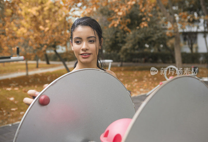 在土耳其的伊斯坦布尔，年轻女性正在进行体育锻炼