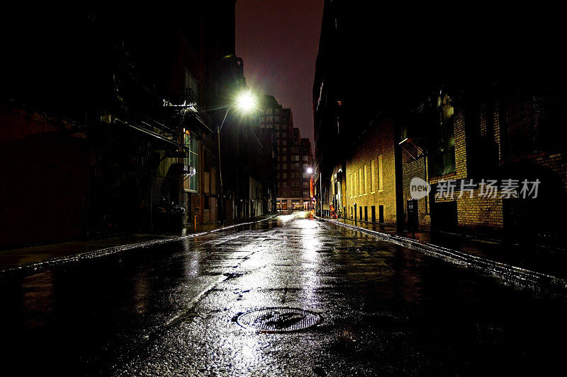 空旷黑暗的城市街道