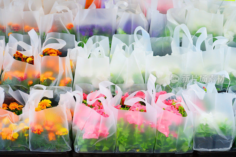 出售的花，装在袋子里
