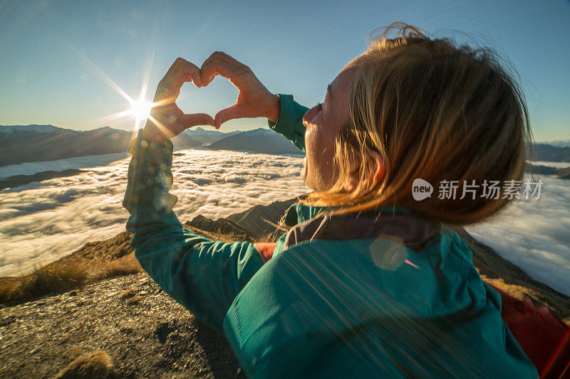 女人喜欢从山顶看风景