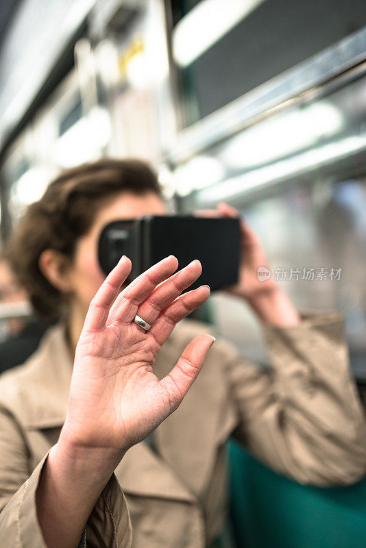 一名法国乘客在地铁内使用VR设备