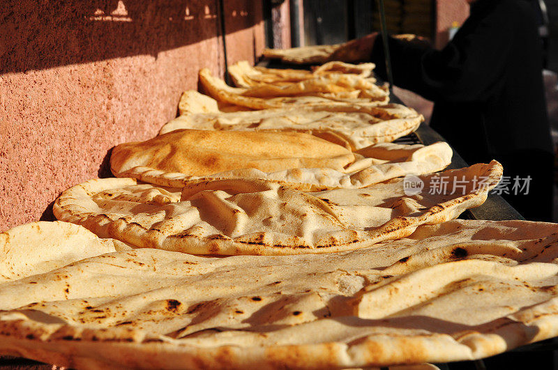 叙利亚大马士革架子上晾干的面包