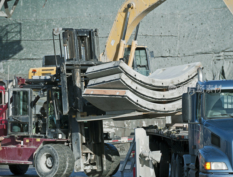 用叉车从卡车拖车上卸载混凝土模板