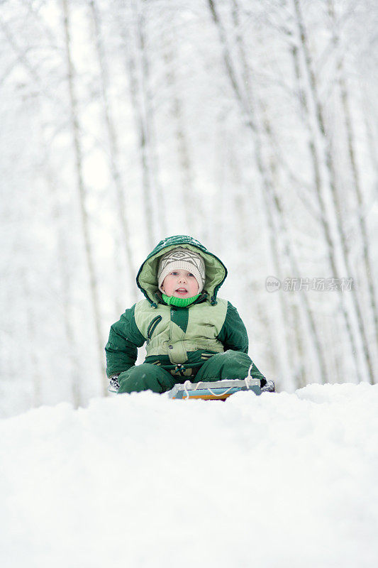 小孩子坐雪橇