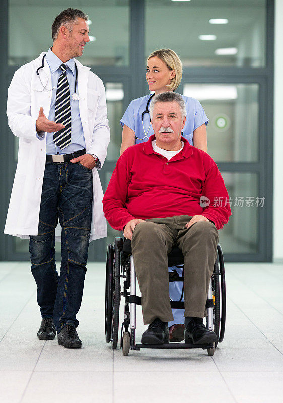 医生和坐在轮椅上的老年残疾人