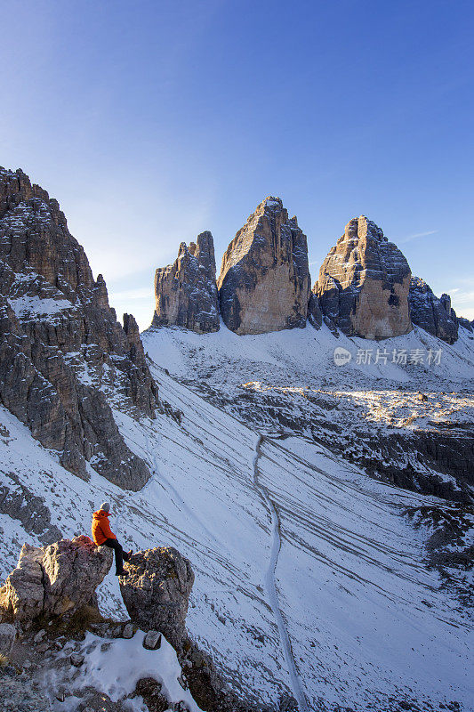 高山攀登者在日出时到达三座尖峰