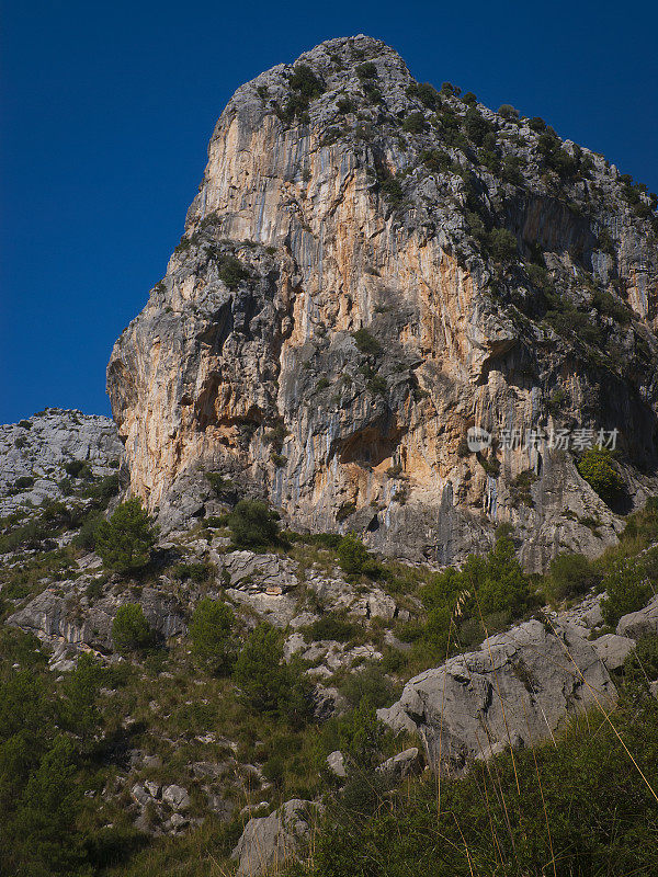 马略卡岛陡峭的山