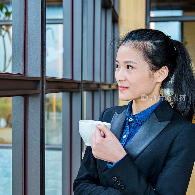 年轻的女商人在休息