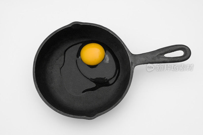 鸡蛋在铸铁锅