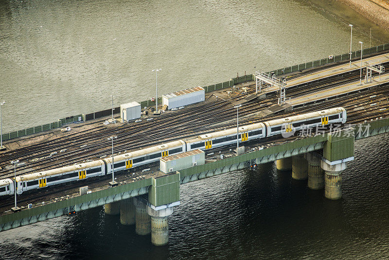 火车穿过泰晤士河