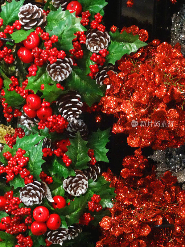 人造冬青浆果，松果，圣诞装饰品，闪闪发光的树叶