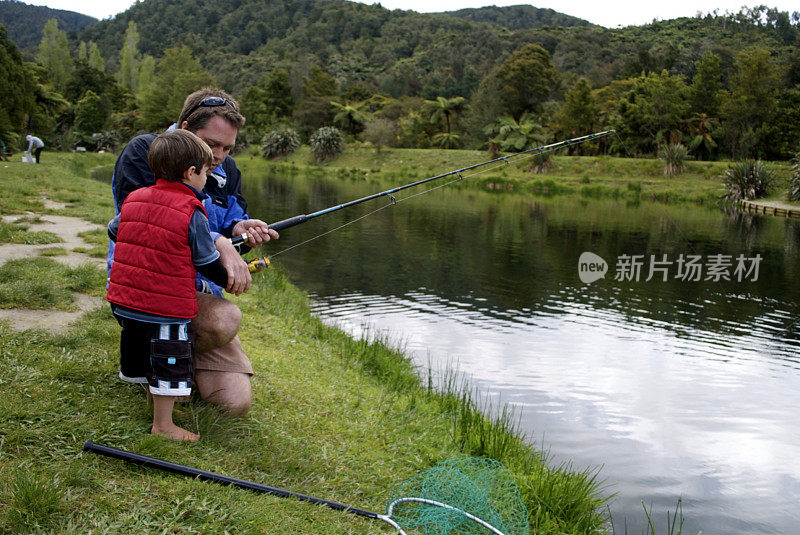 父亲教他的幼童钓鱼