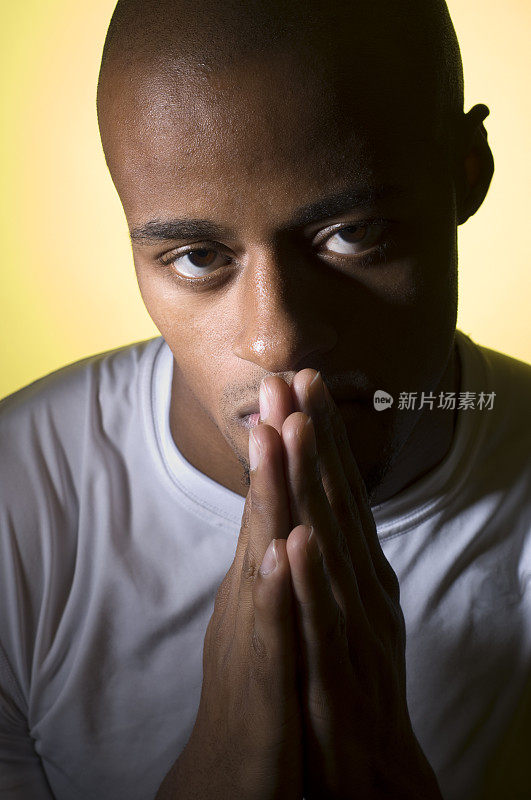 秃顶非裔美国男性祈祷