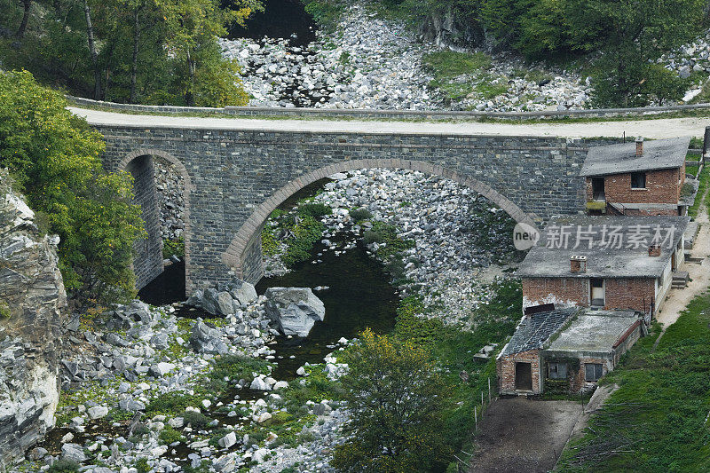 横跨河流的石拱桥