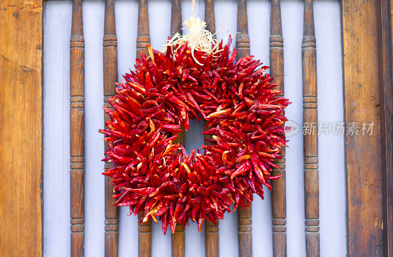 圣达菲风格:红辣椒辣椒(圣诞)花环，木门
