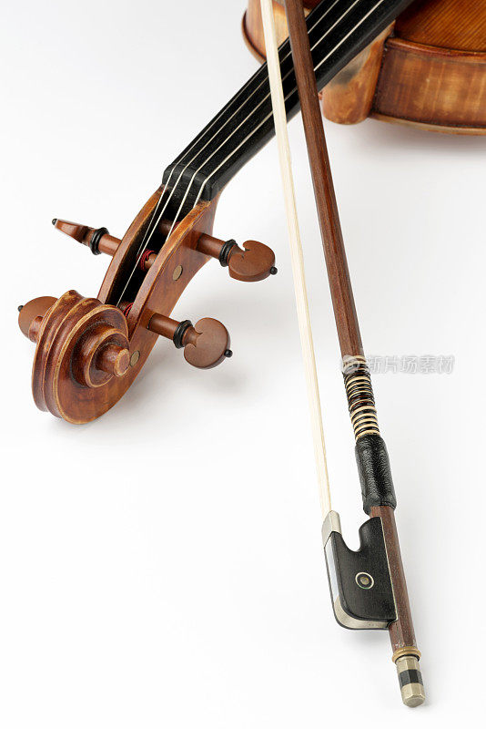 特写古典小提琴，中提琴和弓在白色的背景