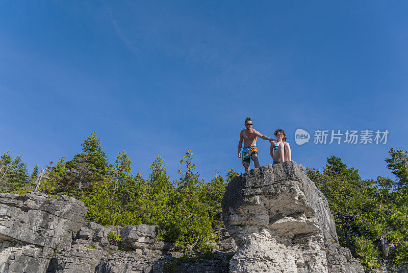 托博莫里的悬崖上，一名年轻男子和一名少女