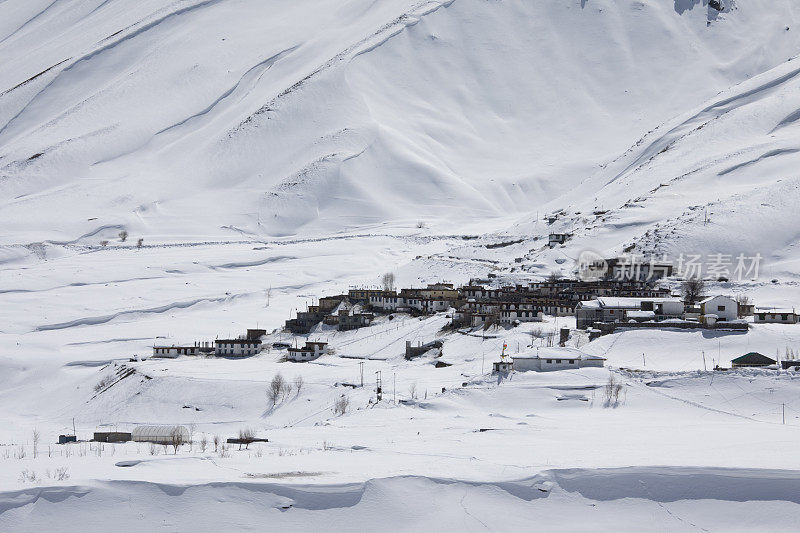 白雪覆盖的喜马拉雅山坡