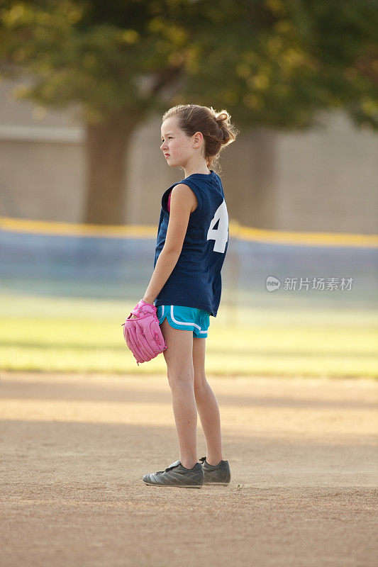 儿童垒球运动员作为捕手在锦标赛游戏