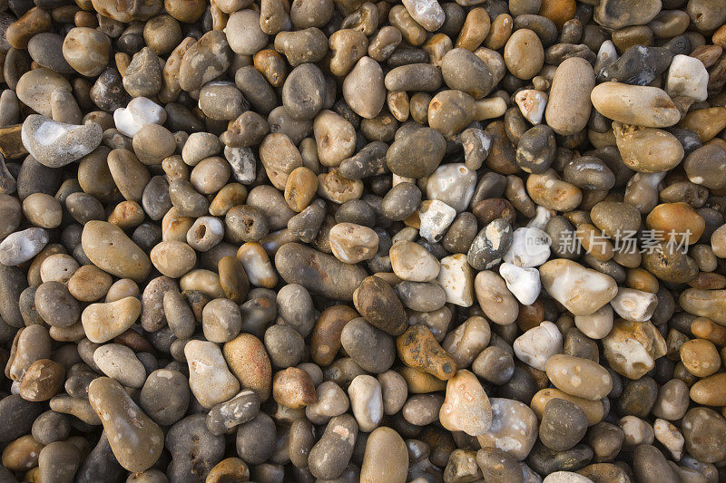 萨尔科姆海滩上的鹅卵石