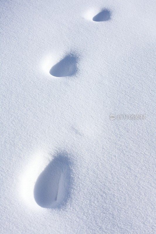 有脚印的雪面