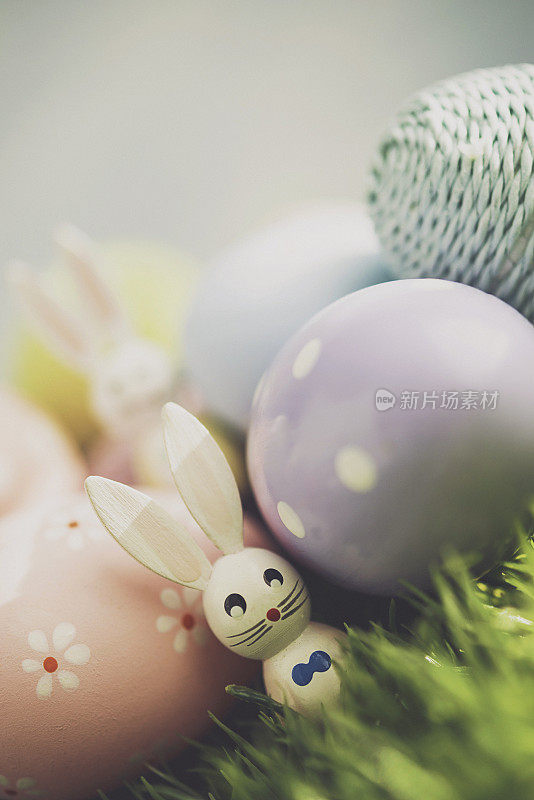复活节安排装饰彩蛋和古董木兔子