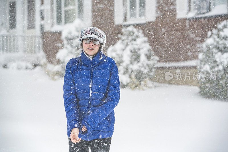 雪下的少女在街上