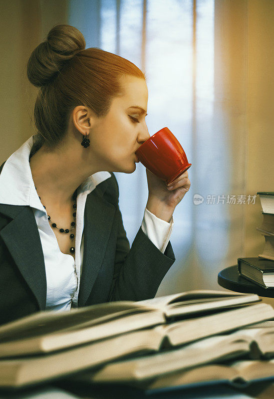 在工作中喝咖啡的女商人