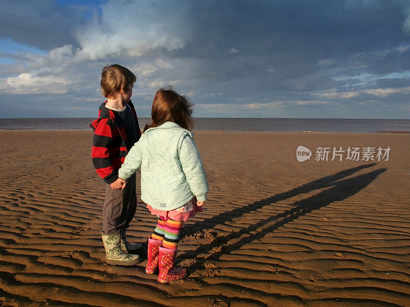 孩子们在海滩上