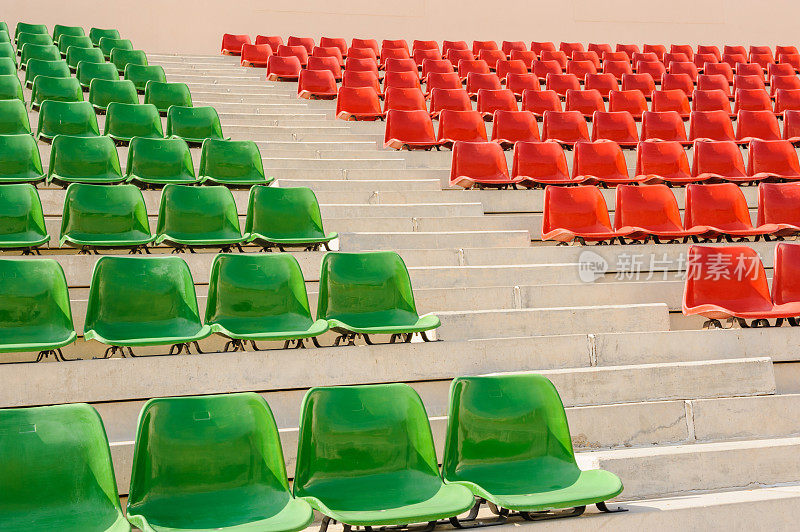 红色和绿色座椅