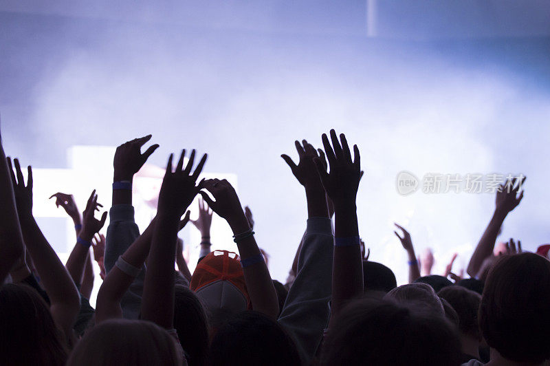 现场演唱会上举起的手