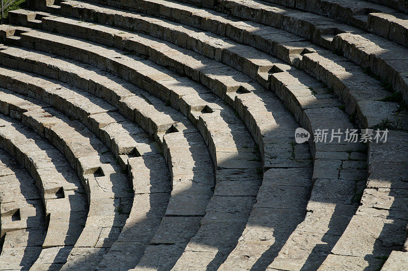 意大利圆形剧场的古老曲线