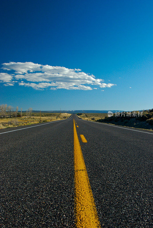 空无一人的道路