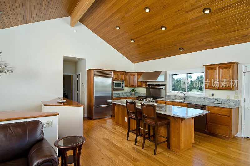 现代厨房与硬木橱柜和地板