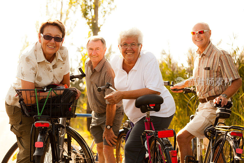 微笑的退休人员骑自行车