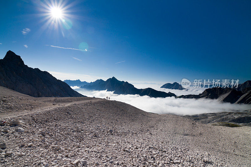 高山峰回路转,