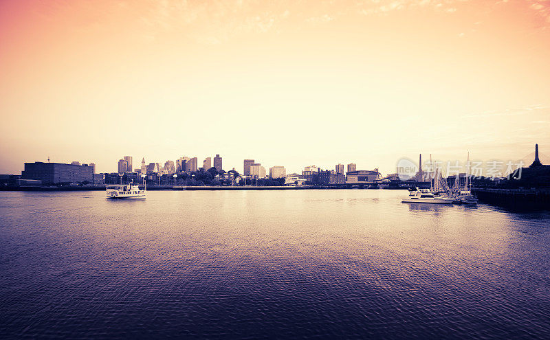 从南部港口和游艇眺望波士顿的天际线