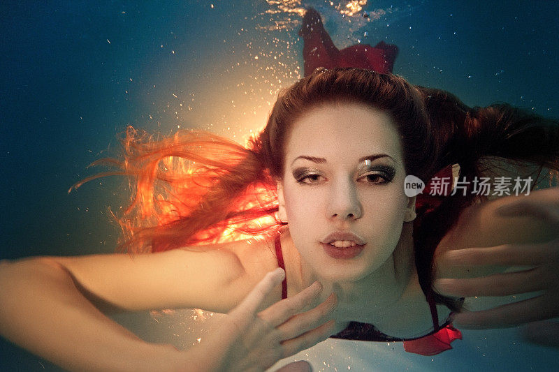 水下年轻女子的肖像