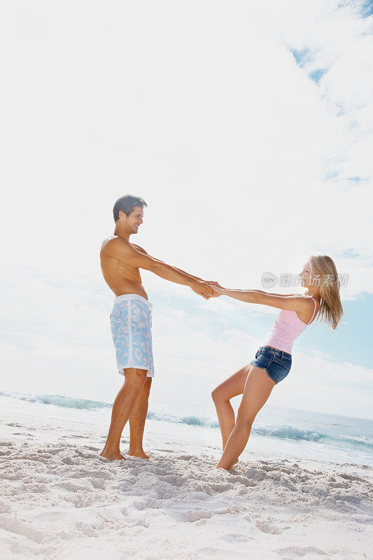 年轻夫妇在海滩上共度美好时光