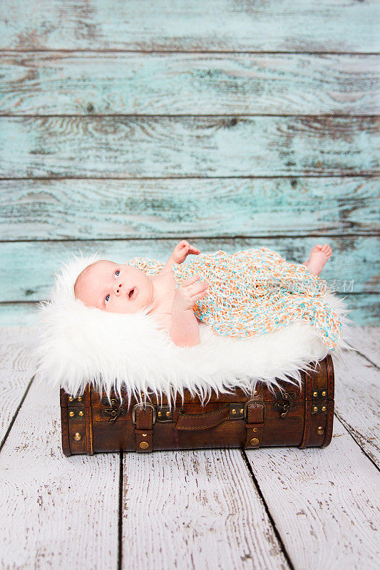 可爱的小婴儿在手提箱上