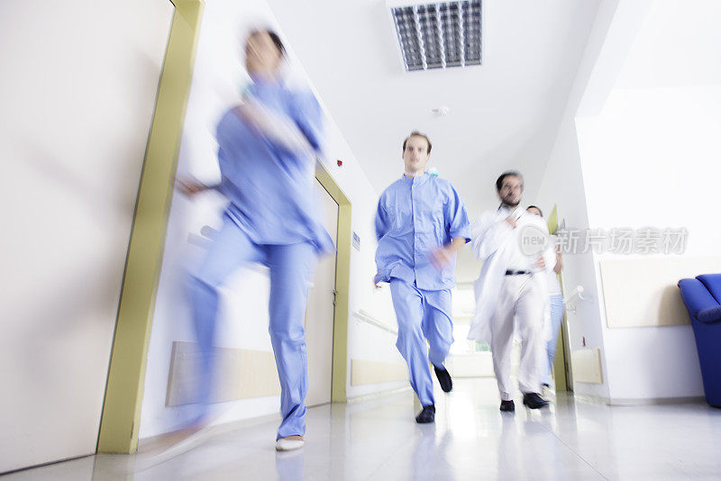 医生和护士们在医院走廊里急匆匆地赶去急救