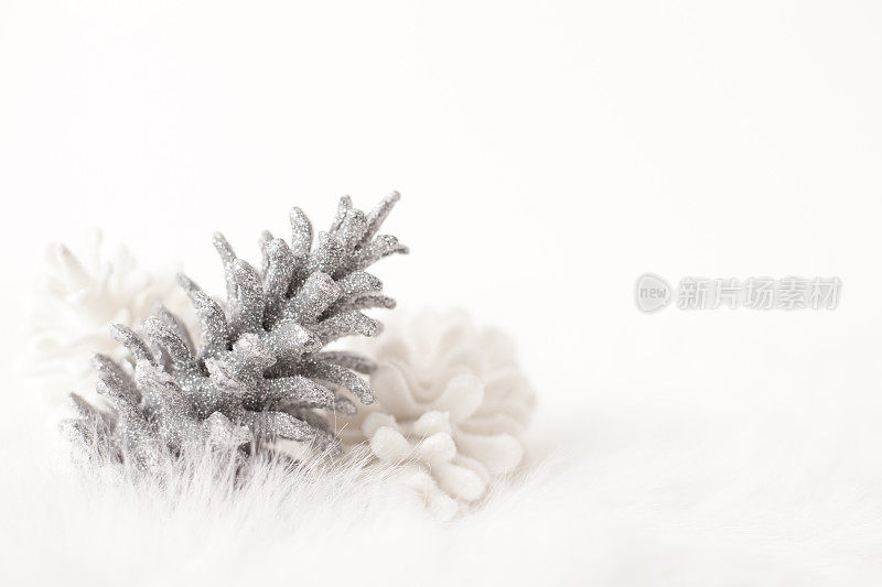 闪闪发光的冬季假期松果柔软，白色毛皮纹理